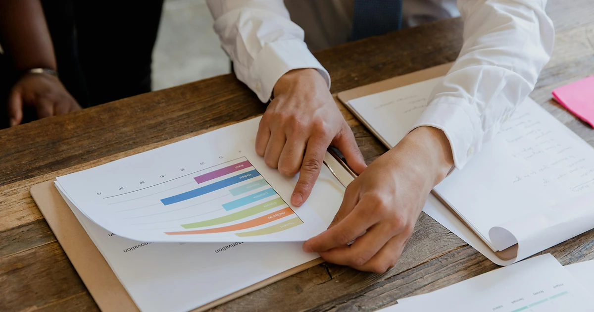 Dossiers de formation et calculatrice sur bureau, illustrant la révision des plafonds OPCO après le retour à l'équilibre de France Compétences