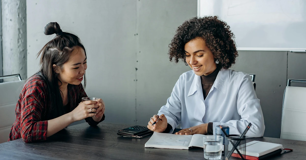 Chef d'entreprise et conseiller France Travail examinant un dossier de formation préalable au recrutement, illustrant les dispositifs AFPR et POEI