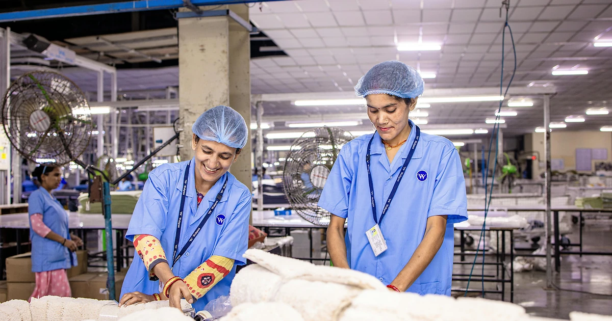 Technicien en blouse blanche contrôlant une ligne de production agroalimentaire, illustrant le financement de la formation via OCAPIAT pour les entreprises de l'industrie alimentaire