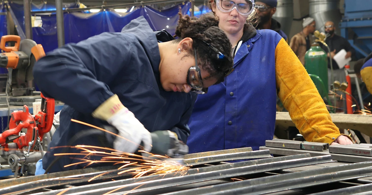 Salarié en atelier industriel suivant une formation pratique, illustrant le financement OPCO pendant l'activité partielle en 2026