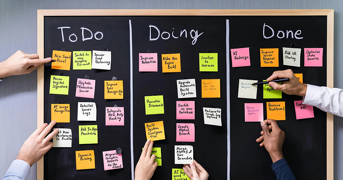 Dirigeant de PME consultant un planning de formation annuel avec notes de couleur, illustrant la gestion d'un budget OPCO contraint