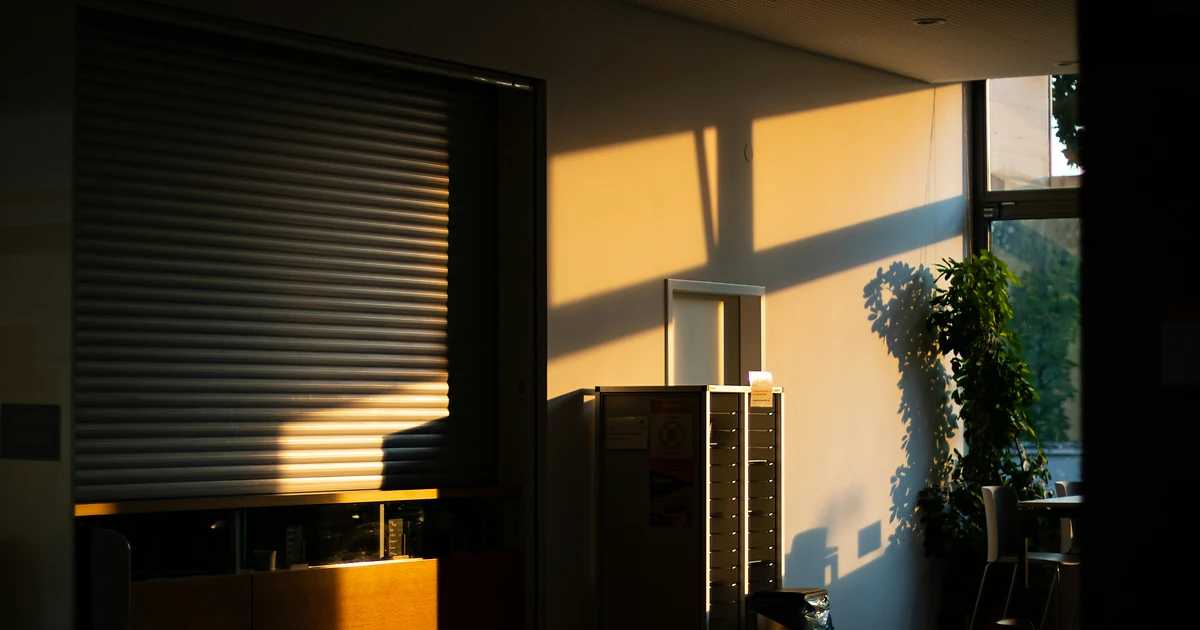 Auditeur qualité examinant des dossiers de formation sur un bureau lumineux, illustrant la préparation à un audit de surveillance Qualiopi